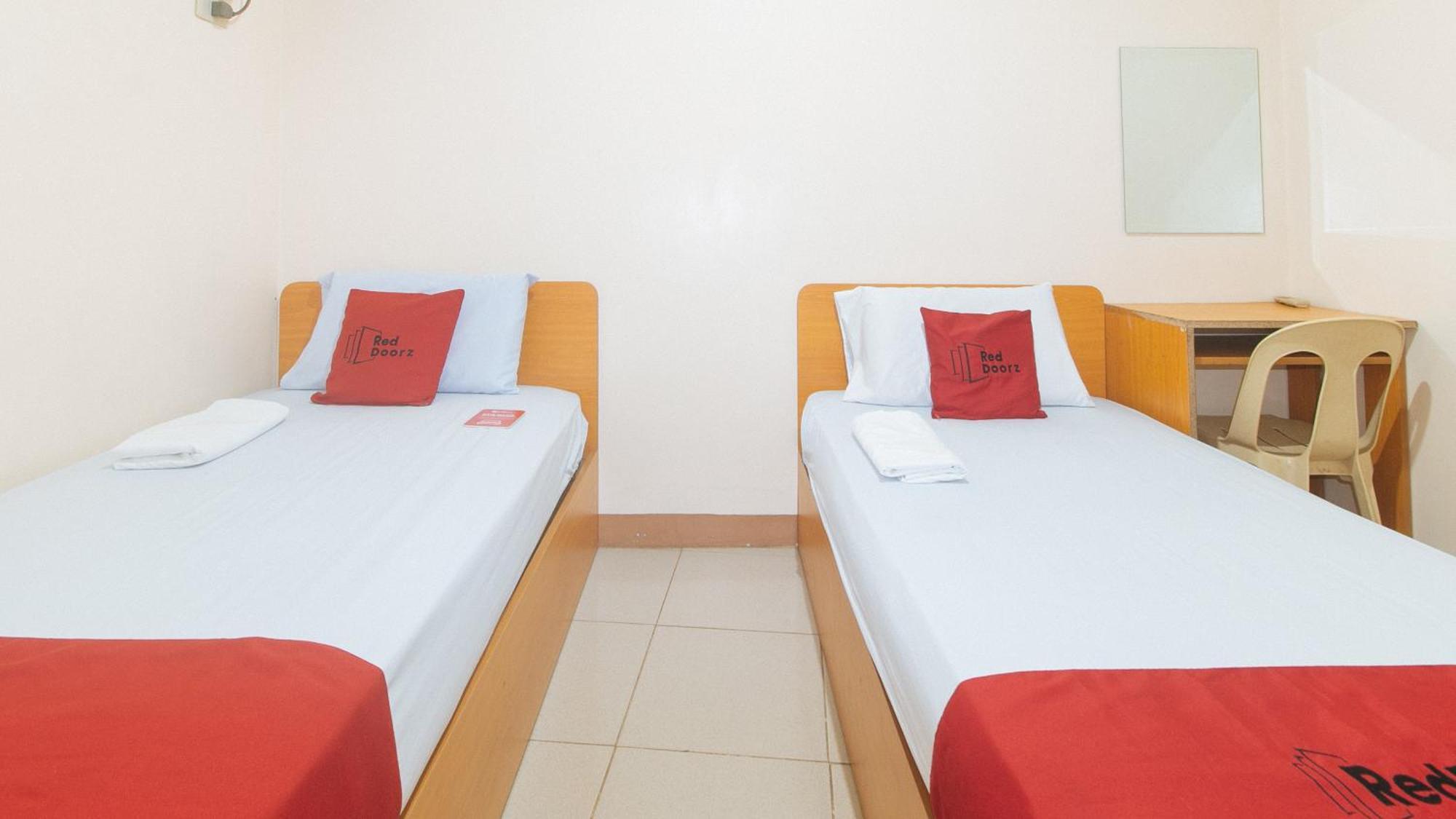 Reddoorz @ Asiana Pension Inn Mandaue Esterno foto